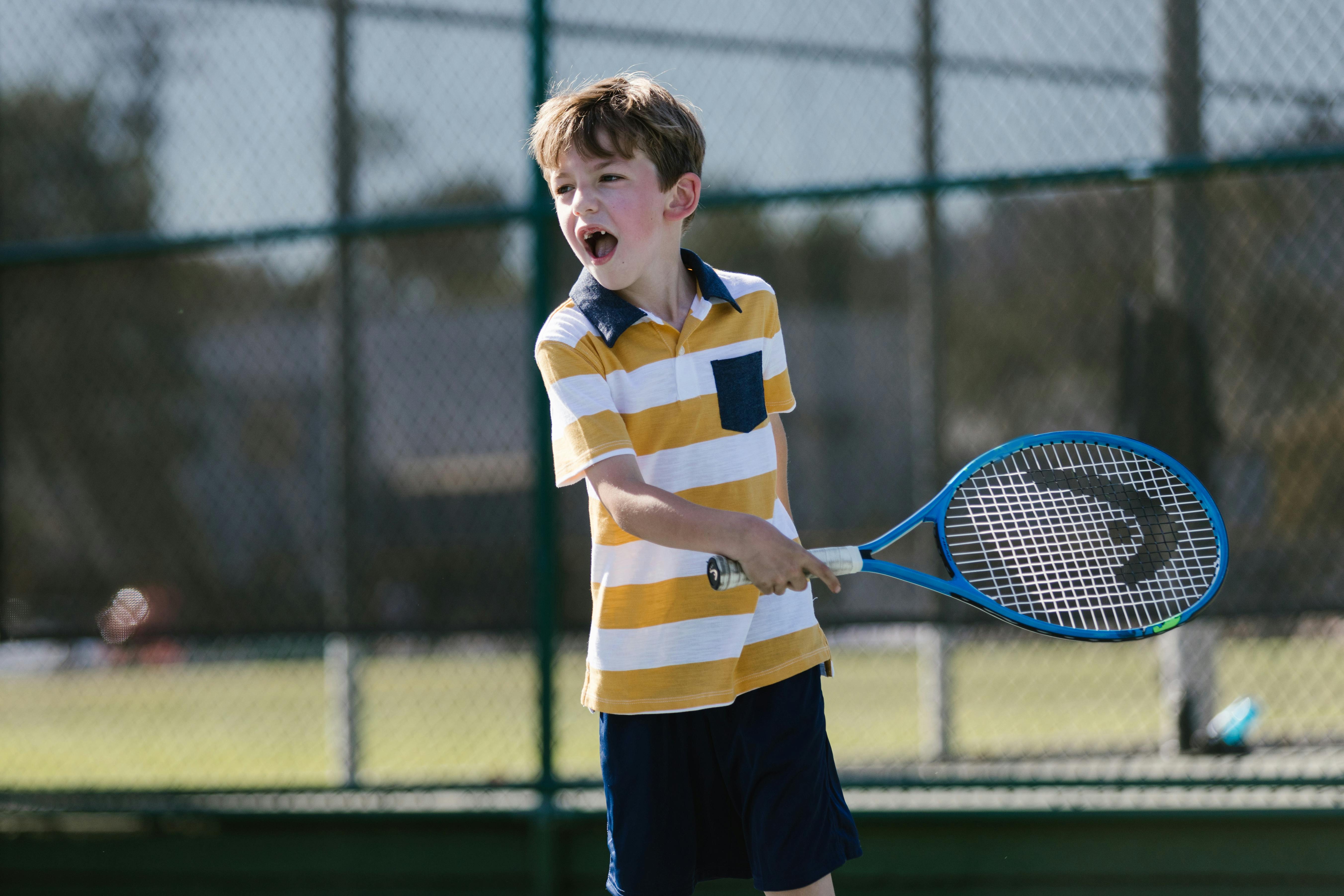 Jugendliche beim Tennistraining